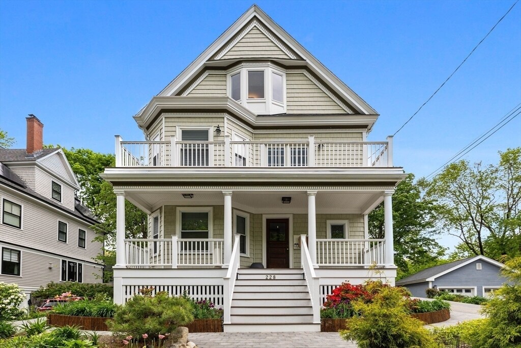228 Langley Rd in Newton, MA - Building Photo