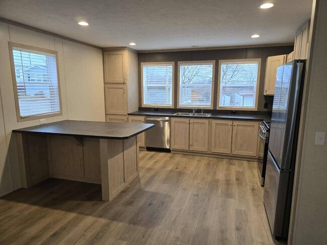 415 NW Poplar Ave in Earlham, IA - Building Photo - Building Photo