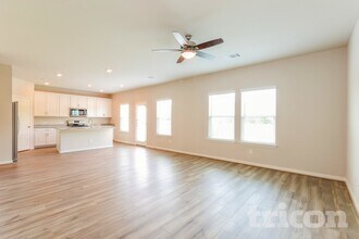 13515 Emerson Wy in Saint Hedwig, TX - Foto de edificio - Building Photo