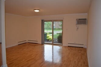 2407 North Kennicott Drive, Unit Greenbrier in Arlington Heights, IL - Foto de edificio - Building Photo