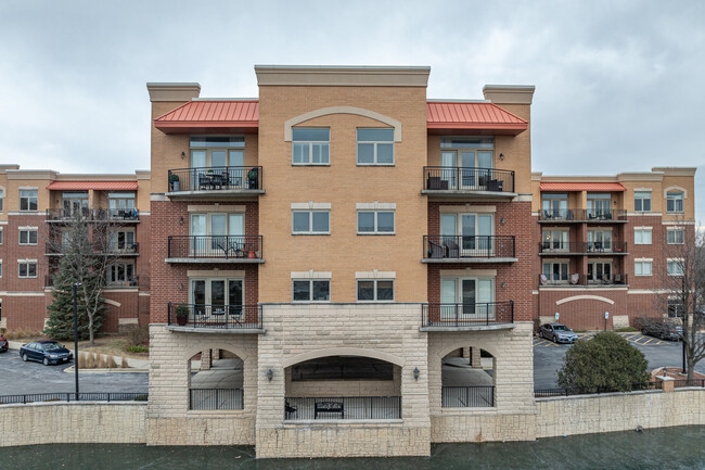 Venetian Pointe East in Addison, IL - Building Photo - Building Photo