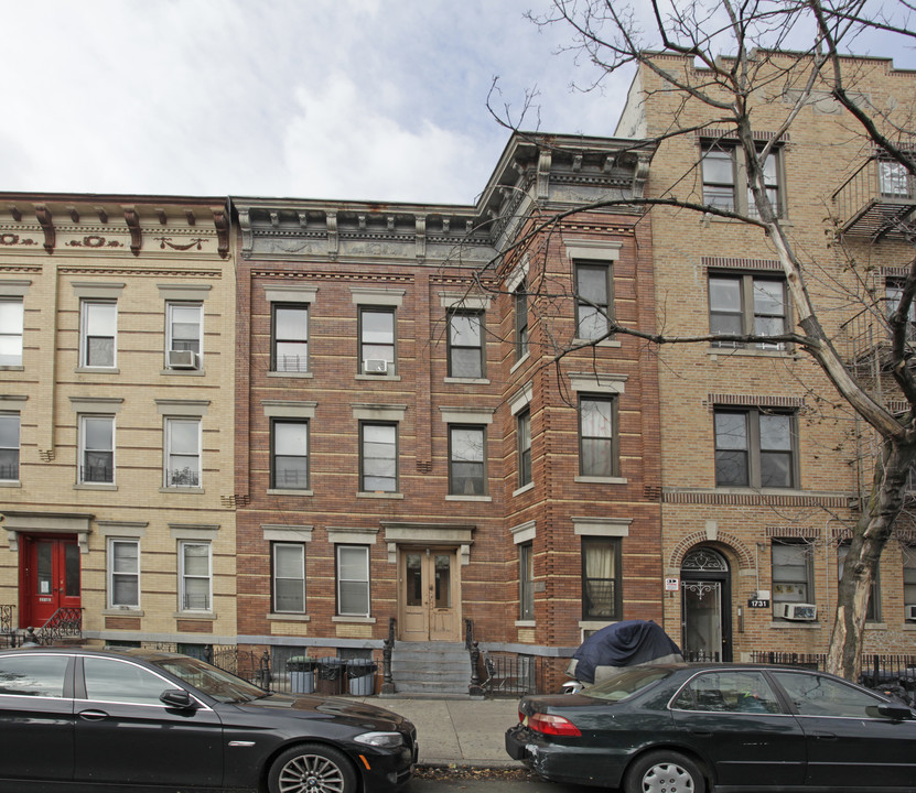 1727 Cornelia St in Flushing, NY - Building Photo