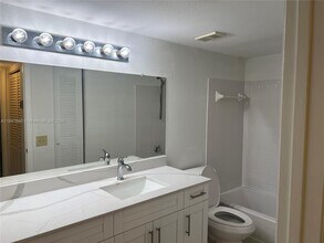 643 Vista Isles Dr in Plantation, FL - Building Photo - Building Photo