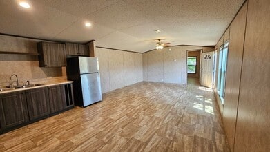2124 E Maywood St in Wichita, KS - Building Photo - Building Photo