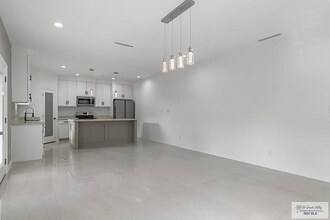 7513 Pinewood Lk in Brownsville, TX - Foto de edificio - Building Photo
