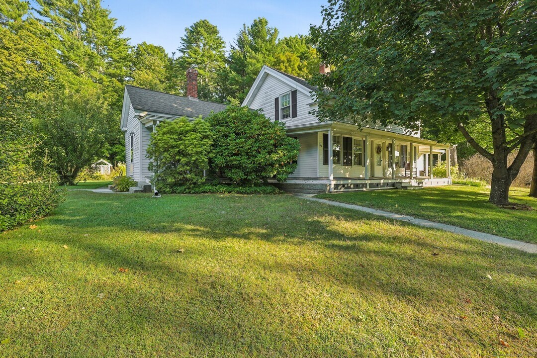 34 Orcuttville Rd in Stafford, CT - Foto de edificio