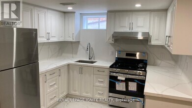 15 Beacham Crescent in Toronto, ON - Building Photo - Building Photo