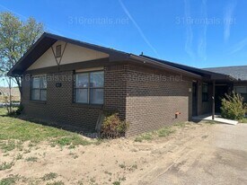 379 E Marion Ct in Wichita, KS - Building Photo