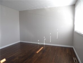 122 Tracy Ln in Southgate, KY - Building Photo - Building Photo