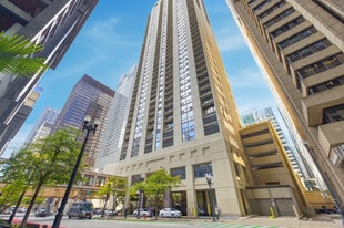 200 N Dearborn St in Chicago, IL - Building Photo
