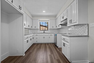 400 S Baker St in Lindale, TX - Building Photo - Building Photo