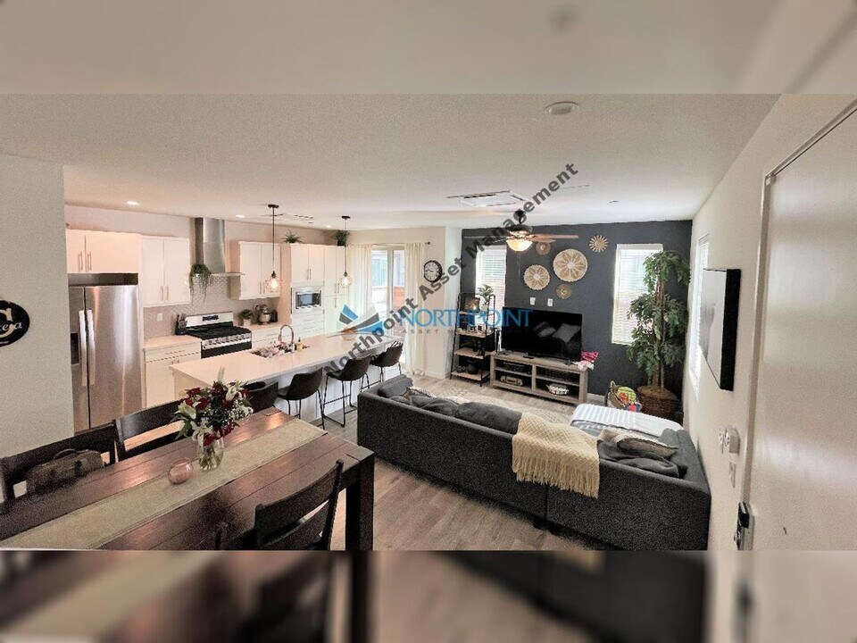 192 Log Pond Ln in Sacramento, CA - Building Photo