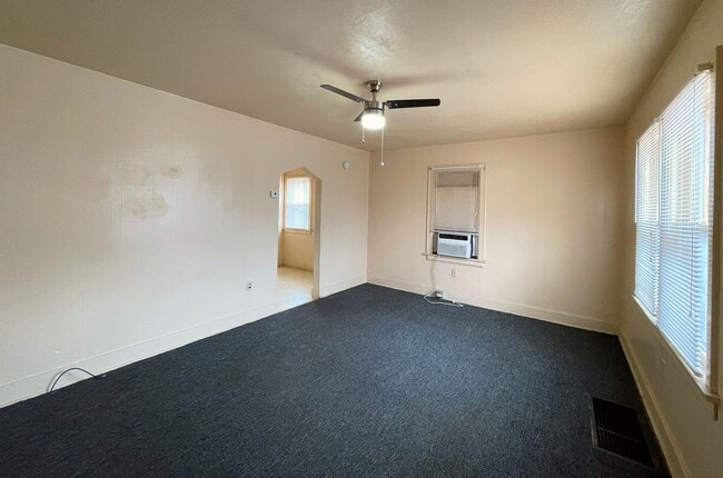 7 N Elm St in Hutchinson, KS - Building Photo - Building Photo