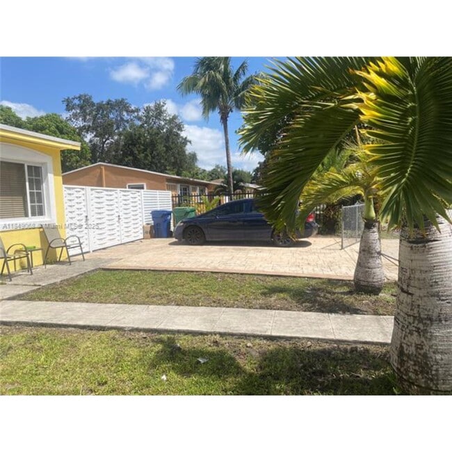 10440 NW 28th Ct in Miami, FL - Foto de edificio - Building Photo