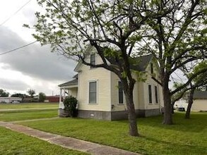 105 W Bell St in Bartlett, TX - Building Photo - Building Photo