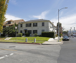 2925 San Marino St in Los Angeles, CA - Building Photo - Building Photo