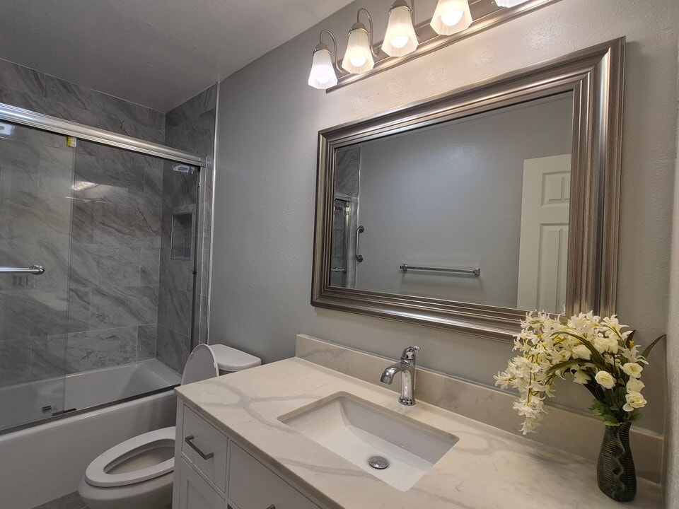 8939 Mango Ave in Fontana, CA - Building Photo