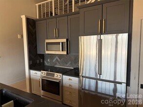 715 N Graham St, Unit 207 in Charlotte, NC - Foto de edificio - Building Photo