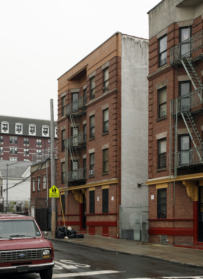 446 E 176th St in Bronx, NY - Foto de edificio - Building Photo