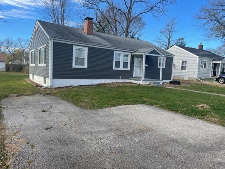 725 N Hillcrest Blvd in Decatur, IL - Building Photo