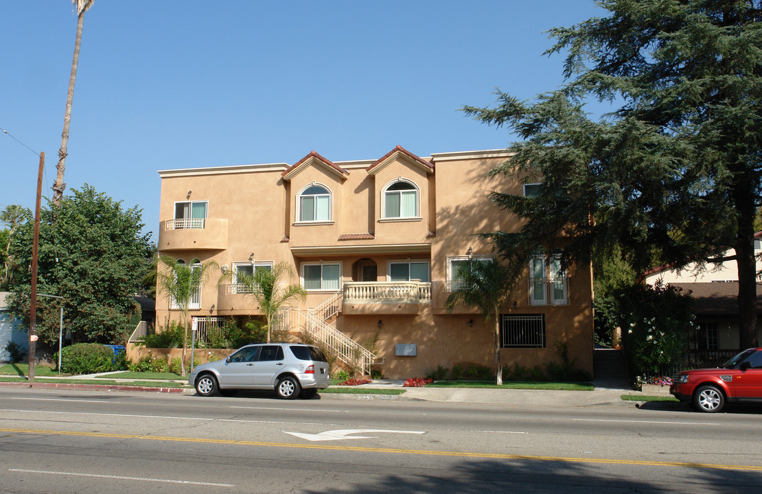 5750 Woodman Ave in Van Nuys, CA - Building Photo