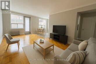 890 Jane St in Toronto, ON - Building Photo - Building Photo