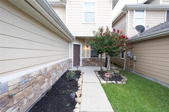 6442 Wilshire Lakes in Houston, TX - Building Photo - Building Photo