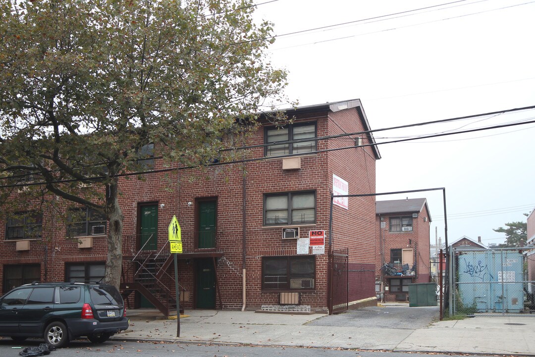 New Central Manor in Far Rockaway, NY - Foto de edificio