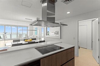 350 Ocean Dr in Key Biscayne, FL - Foto de edificio - Building Photo