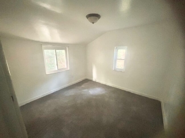 2020 Lindsay Rd in Pittsburgh, PA - Building Photo - Building Photo