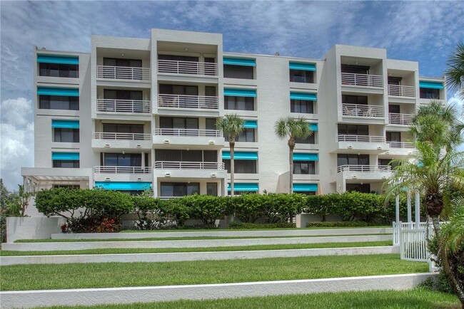 2109 Gulf of Mexico Dr in Longboat Key, FL - Foto de edificio - Building Photo
