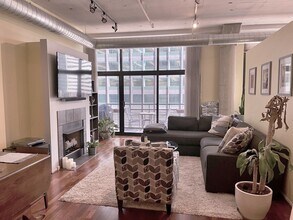 130 S Canal St, Unit Metropolitan Place 1 BDRM in Chicago, IL - Foto de edificio - Building Photo