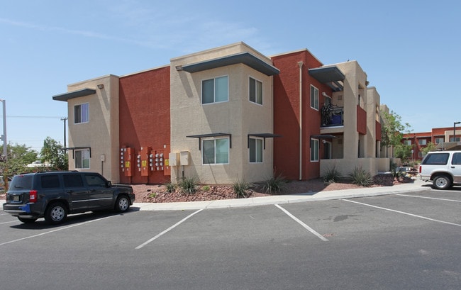 Cheyenne Crossing Apartments in North Las Vegas, NV - Building Photo - Building Photo