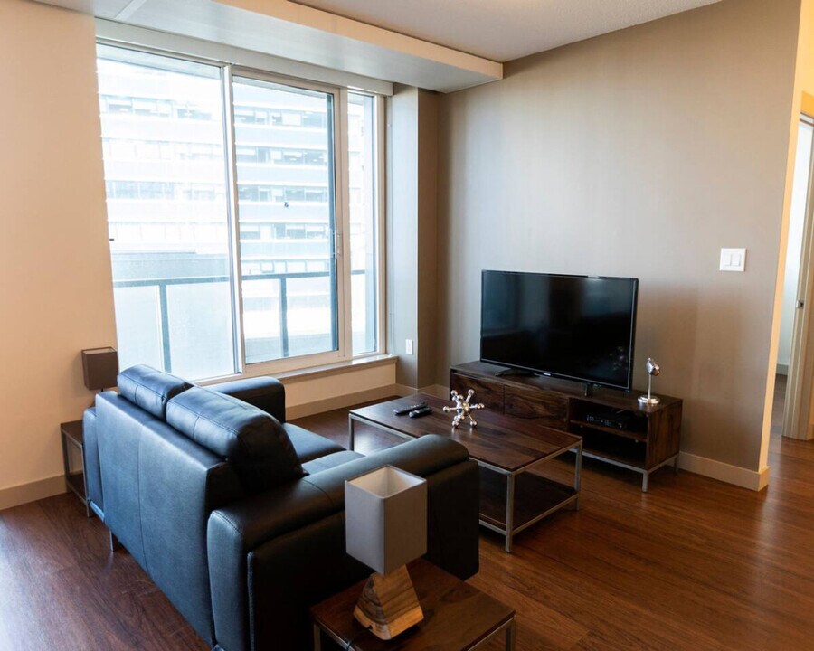 10823 Jasper Ave in Edmonton, AB - Building Photo