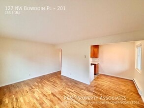 127 NW Bowdoin Pl in Seattle, WA - Building Photo - Building Photo