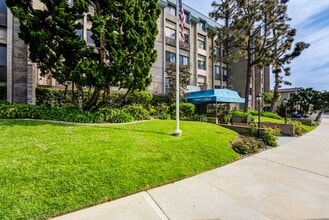 Chateau La Jolla in La Jolla, CA - Foto de edificio - Building Photo