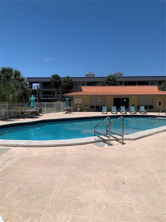 300 Layne Blvd, Unit 306 in Hallandale Beach, FL - Foto de edificio