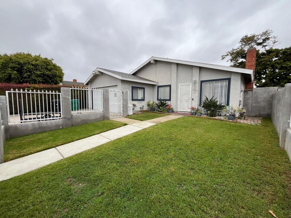 1927 Isla Del Carmen Way in San Diego, CA - Building Photo