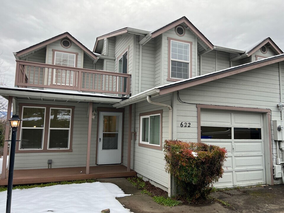 620-622 Scenic Dr in Ashland, OR - Building Photo
