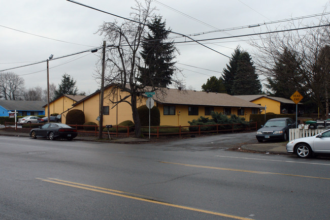 4919-4921 NE Killingsworth St in Portland, OR - Foto de edificio - Building Photo