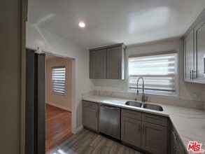 102 Gaviota Ave in Long Beach, CA - Building Photo - Building Photo