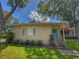 460 Comal Ave in New Braunfels, TX - Building Photo