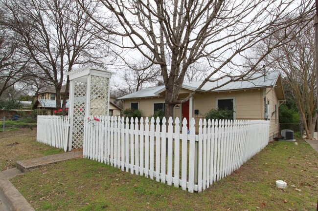 5513 Jim Hogg Ave in Austin, TX - Building Photo - Building Photo