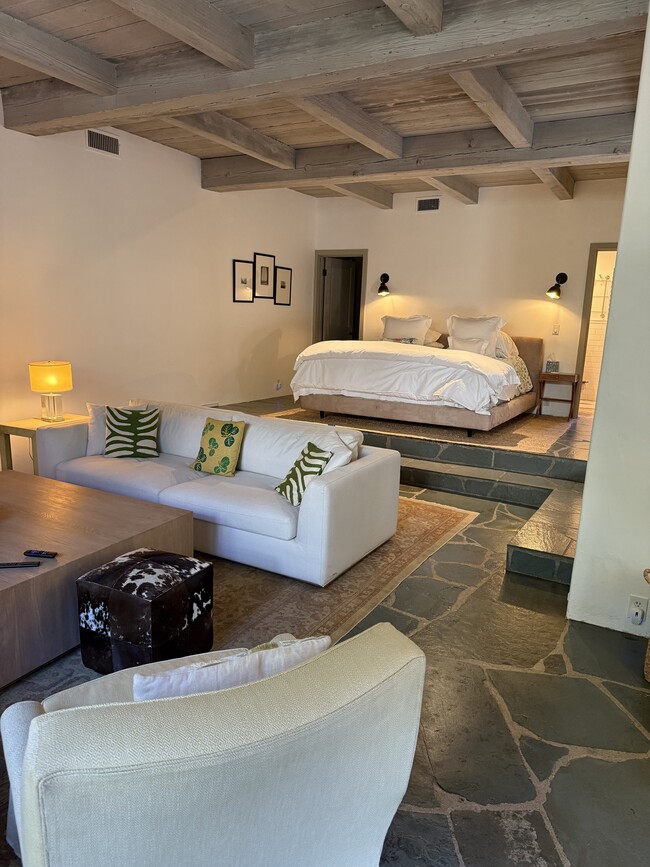 1741 Coldwater Canyon Dr in Beverly Hills, CA - Foto de edificio - Building Photo