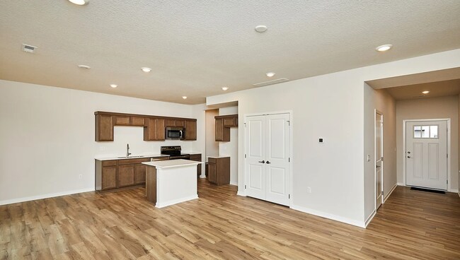 623 Venice Ave in West Des Moines, IA - Foto de edificio - Building Photo