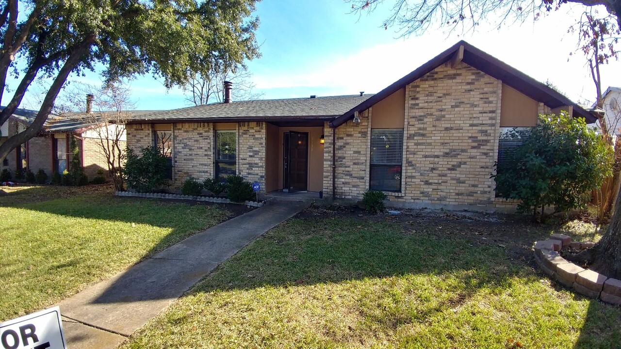 3130 San Diego Dr in Dallas, TX - Building Photo