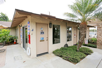 Lincoln Terrace in Anaheim, CA - Foto de edificio - Building Photo
