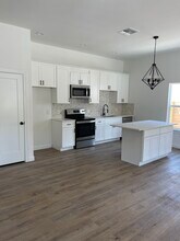 513 Sabine St in Lockhart, TX - Building Photo - Building Photo