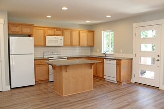 8840 SW 36th Ave in Portland, OR - Building Photo - Building Photo