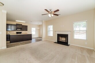 408 Shady Glen in Dallas, GA - Foto de edificio - Building Photo